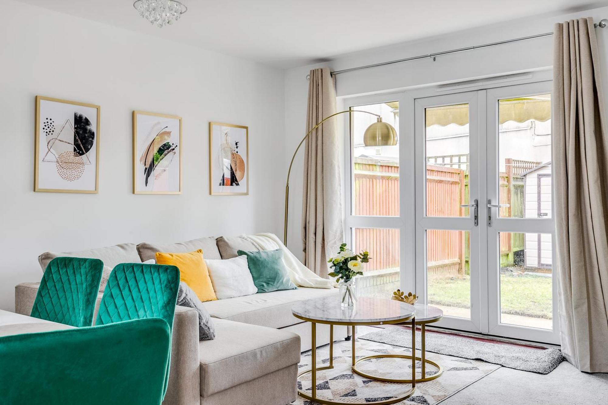 3 Bedroom Detached House Free Car Park Close To Town Airport Luton  Exterior foto